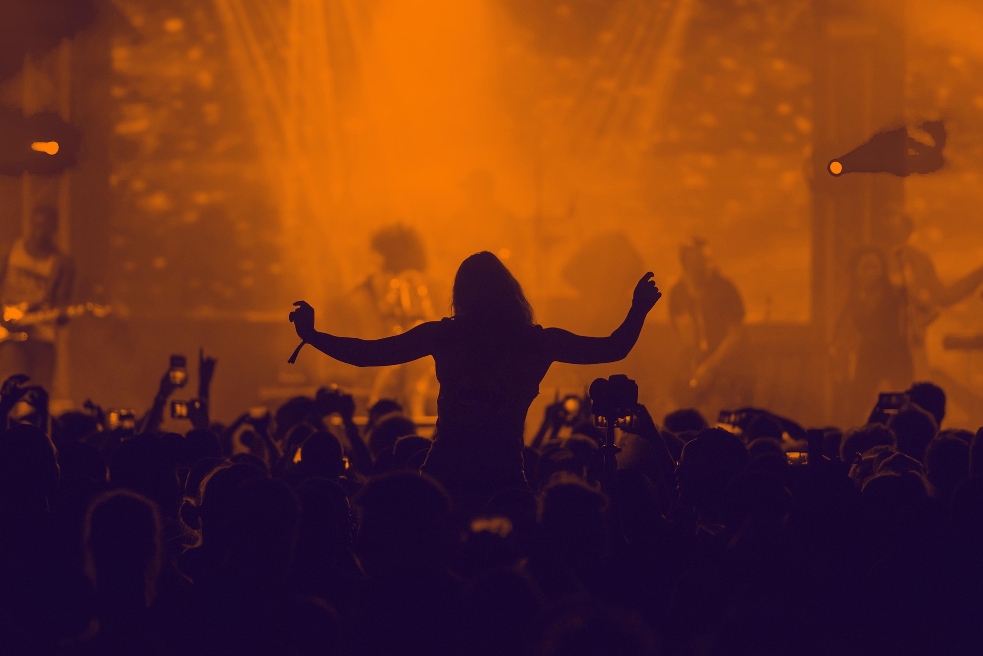 Chatwall-Display mit Nachrichten und QR-Code für ein Event